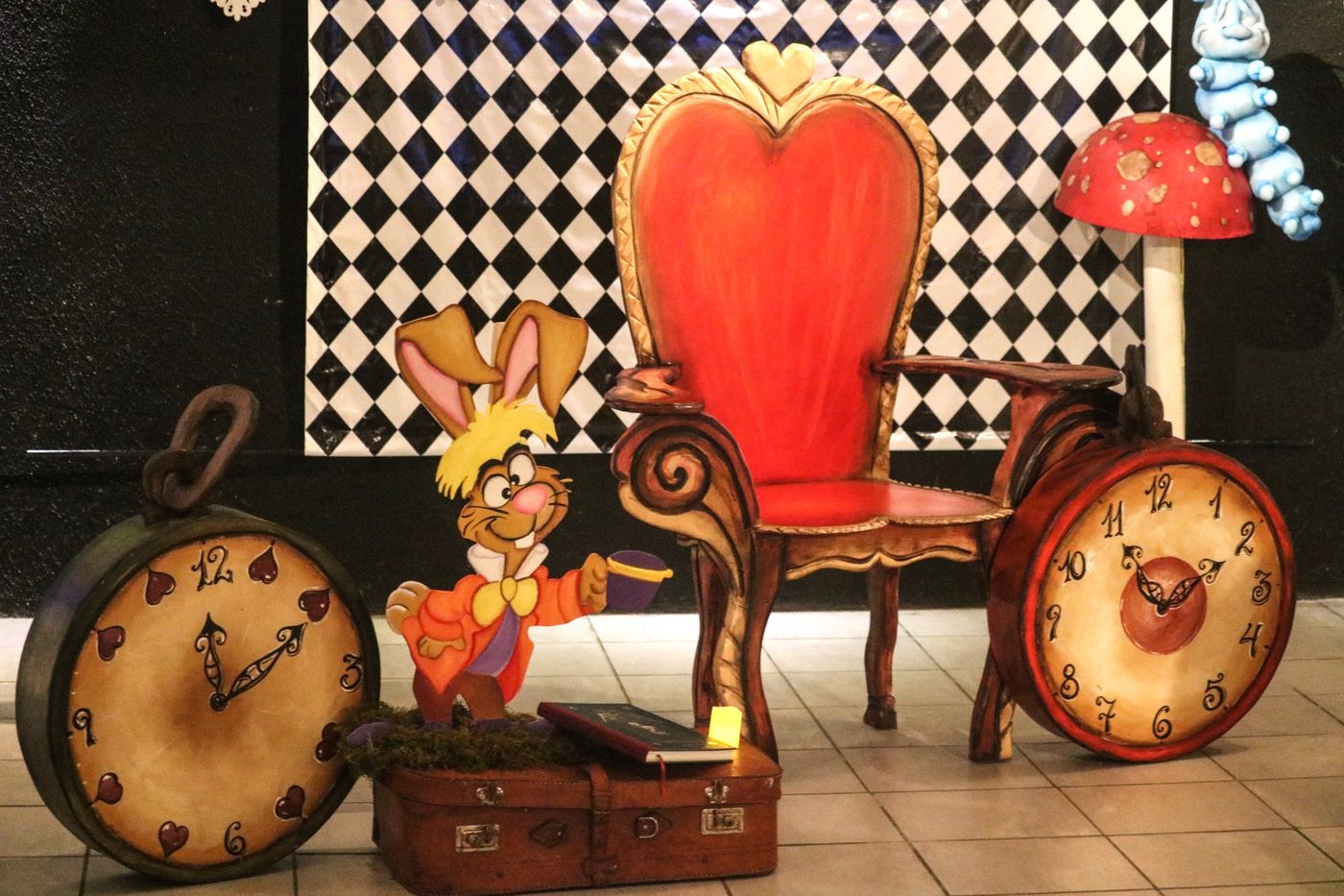 Rincón decorado temático de Alicia en el País de las Maravillas para eventos