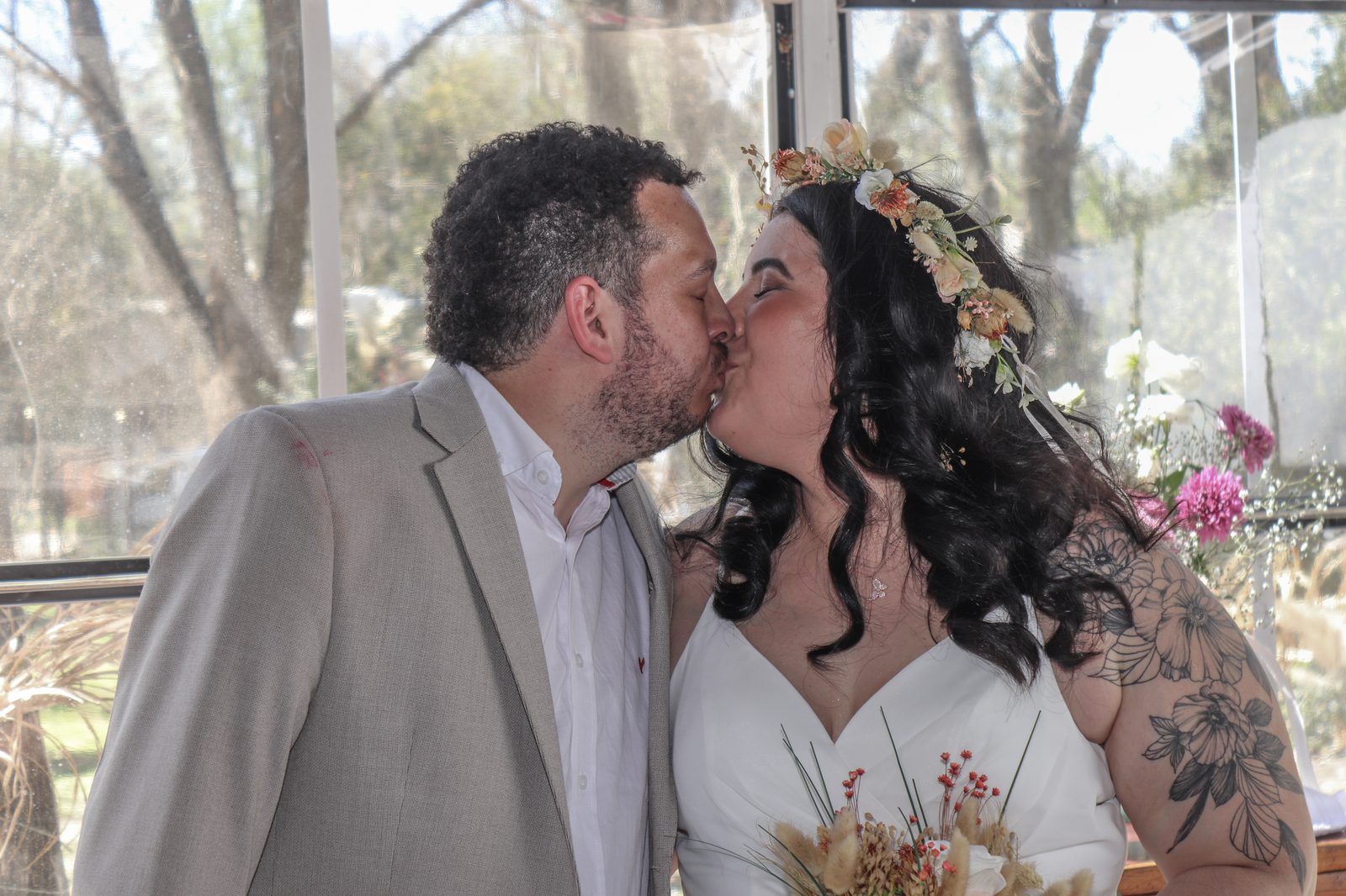 Beso de los novios el día de su casamiento en Rosario — Proyecto Confite