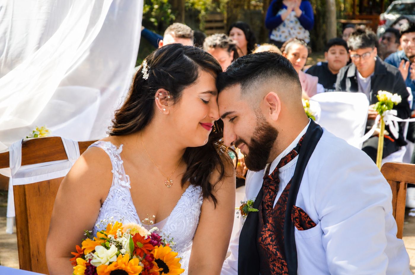 Novios frente a frente durante la ceremonia de su casamiento en Rosario — Proyecto Confite