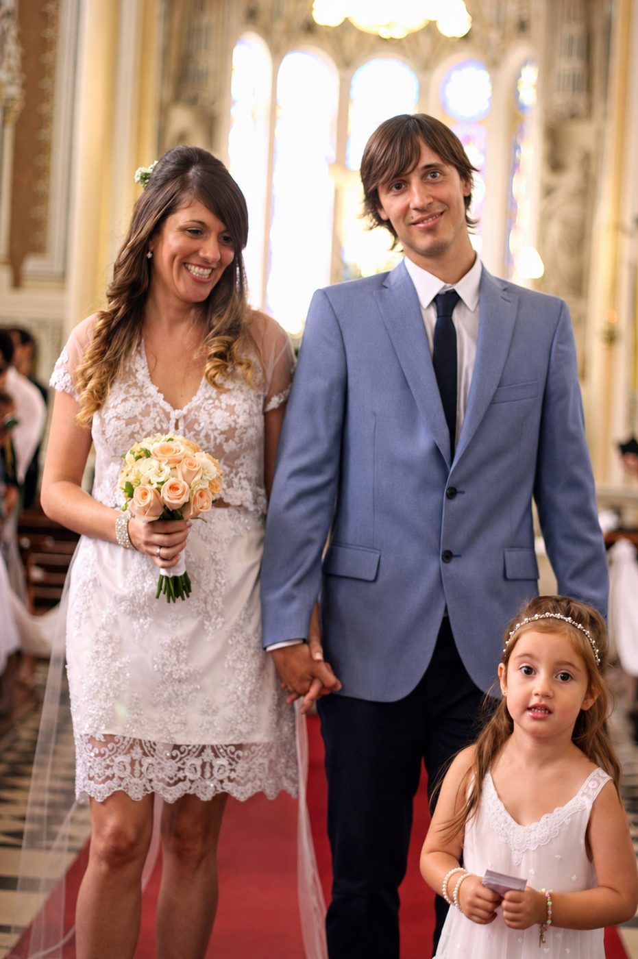 Novios y dama de honor caminando hacia el altar en una iglesia — Proyecto Confite