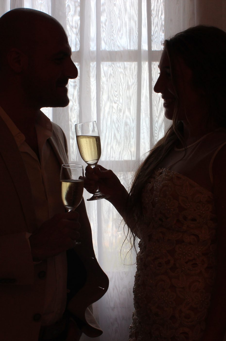Silueta de los novios brindando con copas de espumante — Proyecto Confite