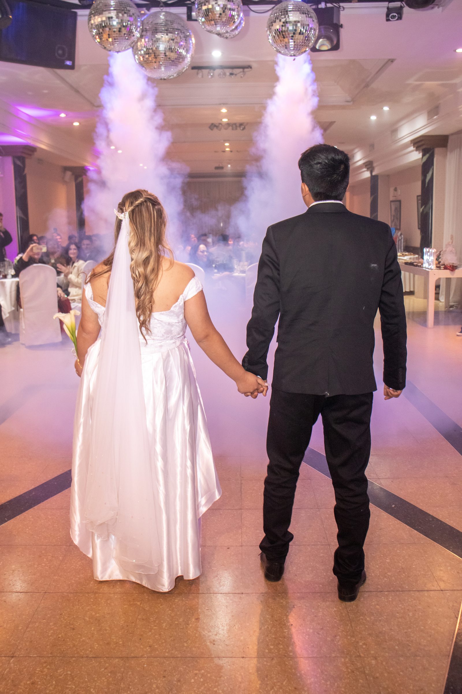 Entrada de novios con bolas de espejo y humo en una boda en Rosario — Proyecto Confite