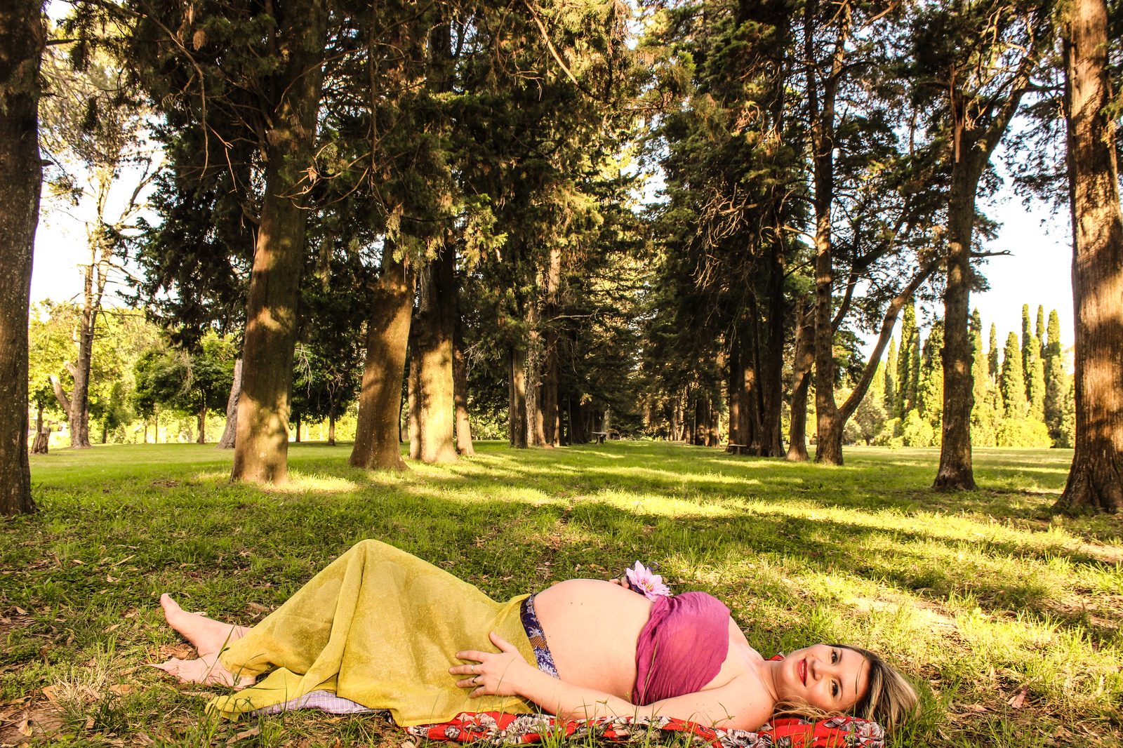 Sesión de fotos de embarazo (panza) al aire libre en Rosario — Proyecto Confite