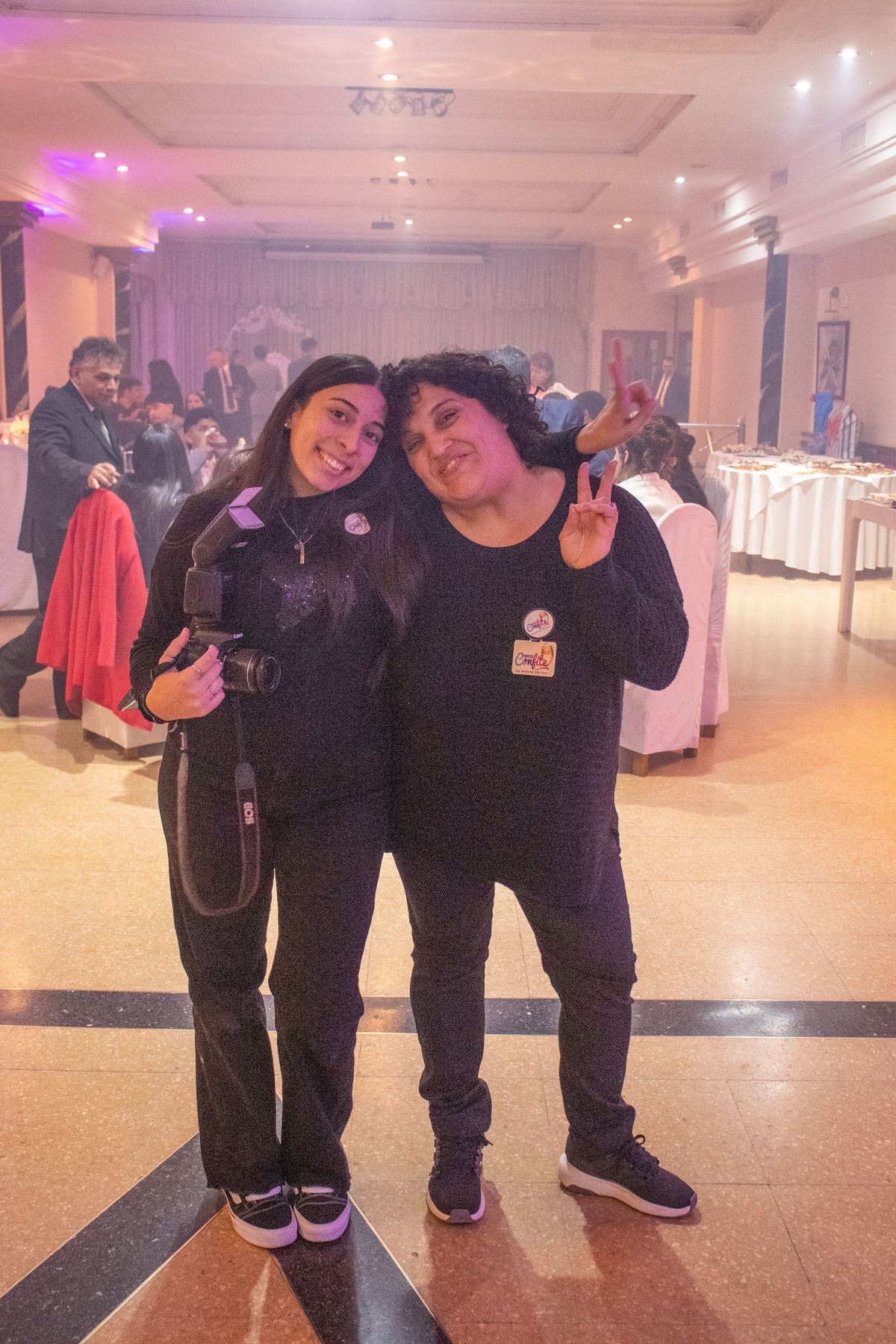 Equipo de Proyecto Confite con sus credenciales en la cobertura de una fiesta