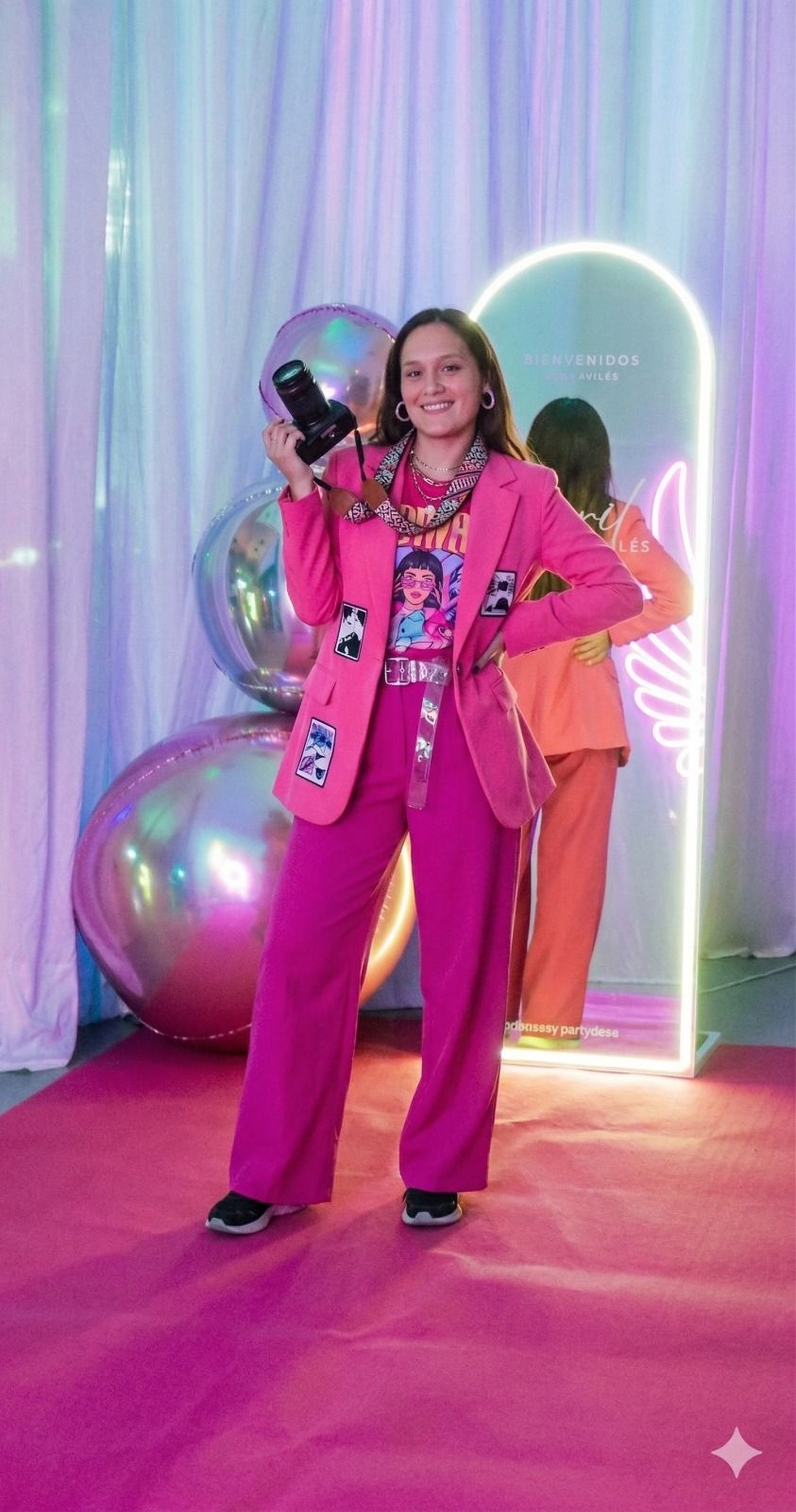 Fotógrafa de Proyecto Confite con cámara en un evento temático