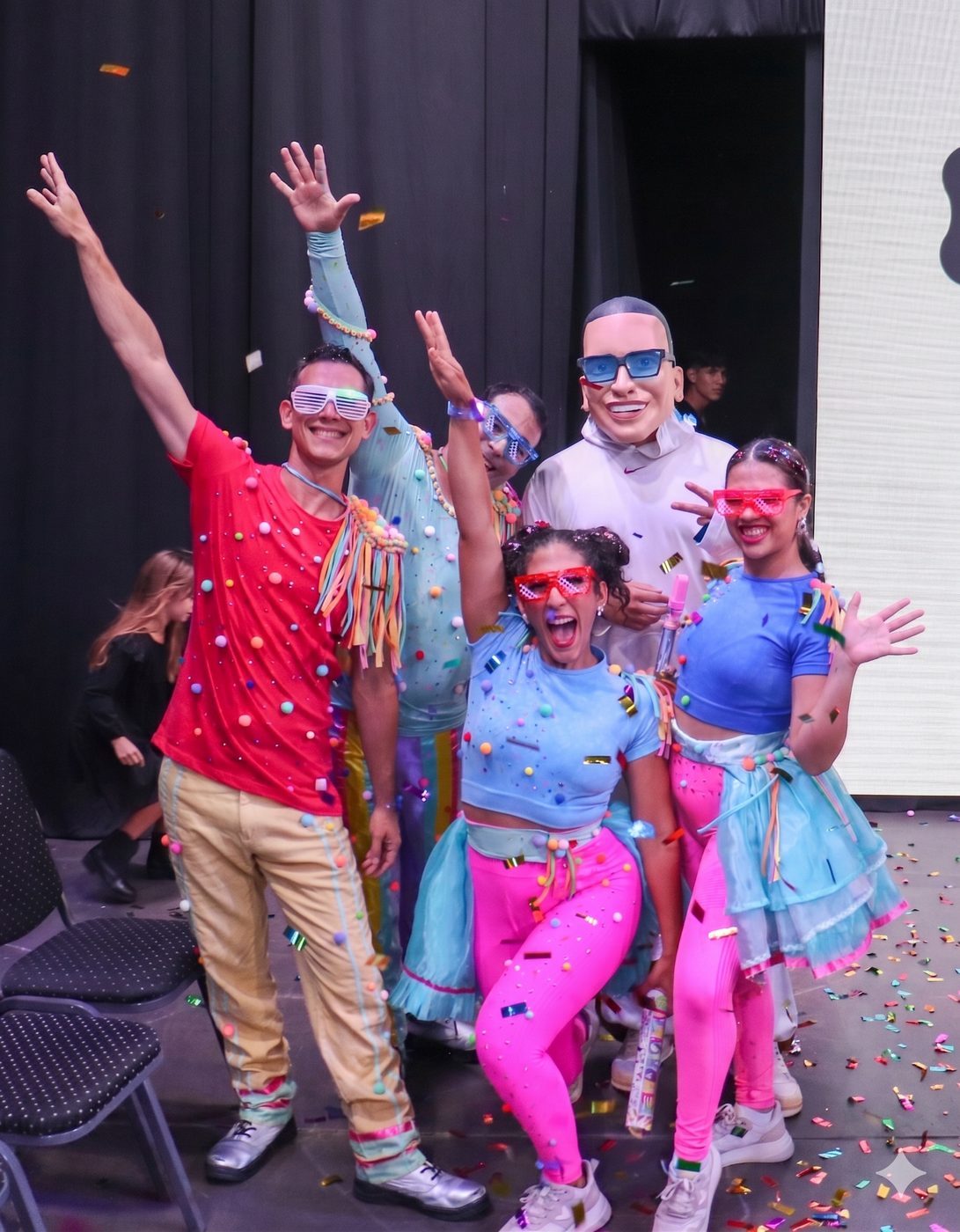 Equipo de Proyecto Confite bailando y festejando en un evento