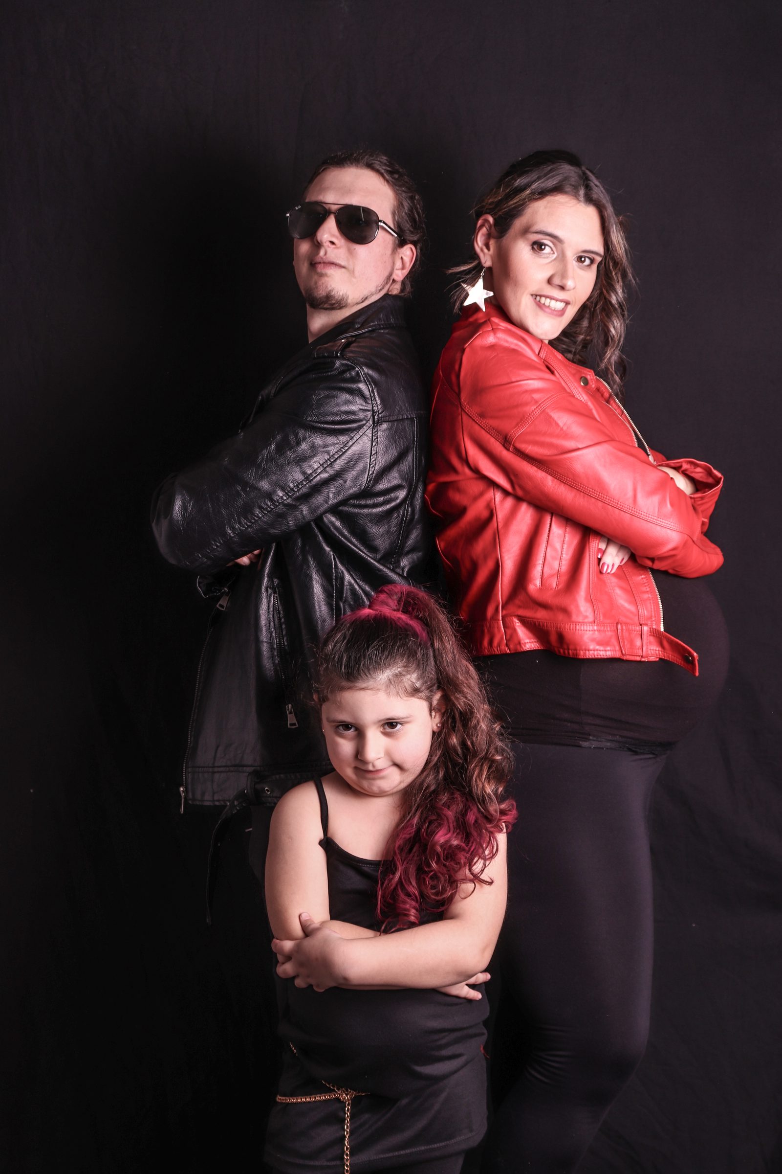 Familia en producción temática de embarazo en estudio en Rosario — Proyecto Confite