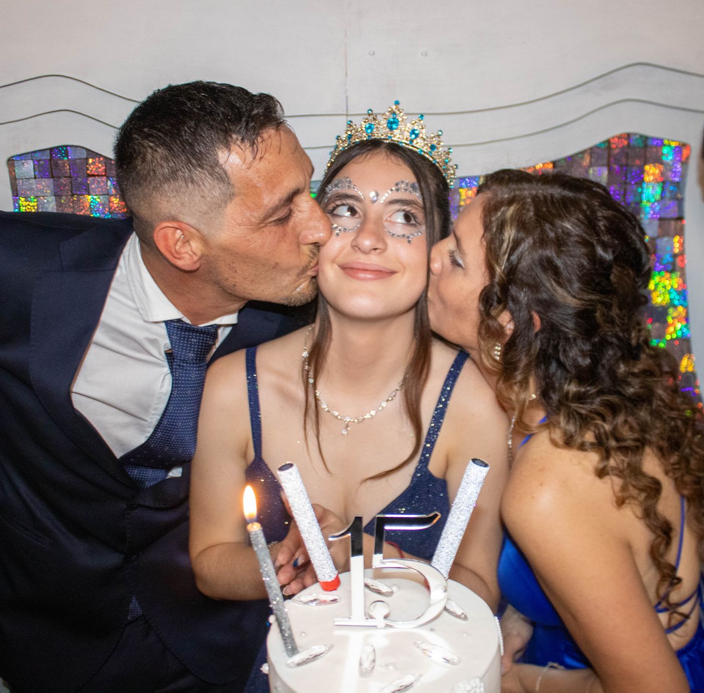 Quinceañera soplando las velitas junto a sus padres — Proyecto Confite