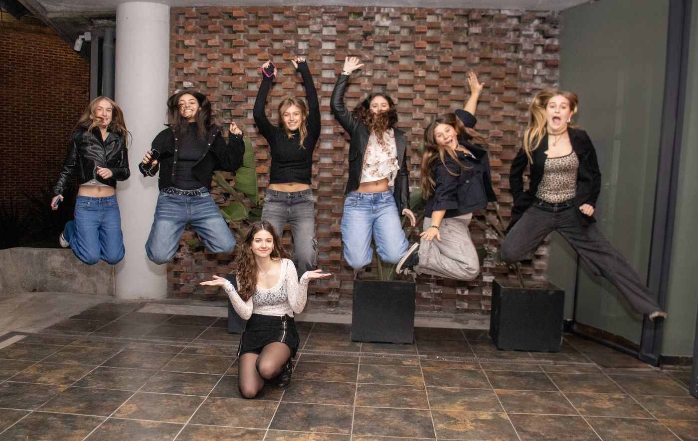 Quinceañera saltando con amigas en su fiesta de 15 en Rosario — Proyecto Confite
