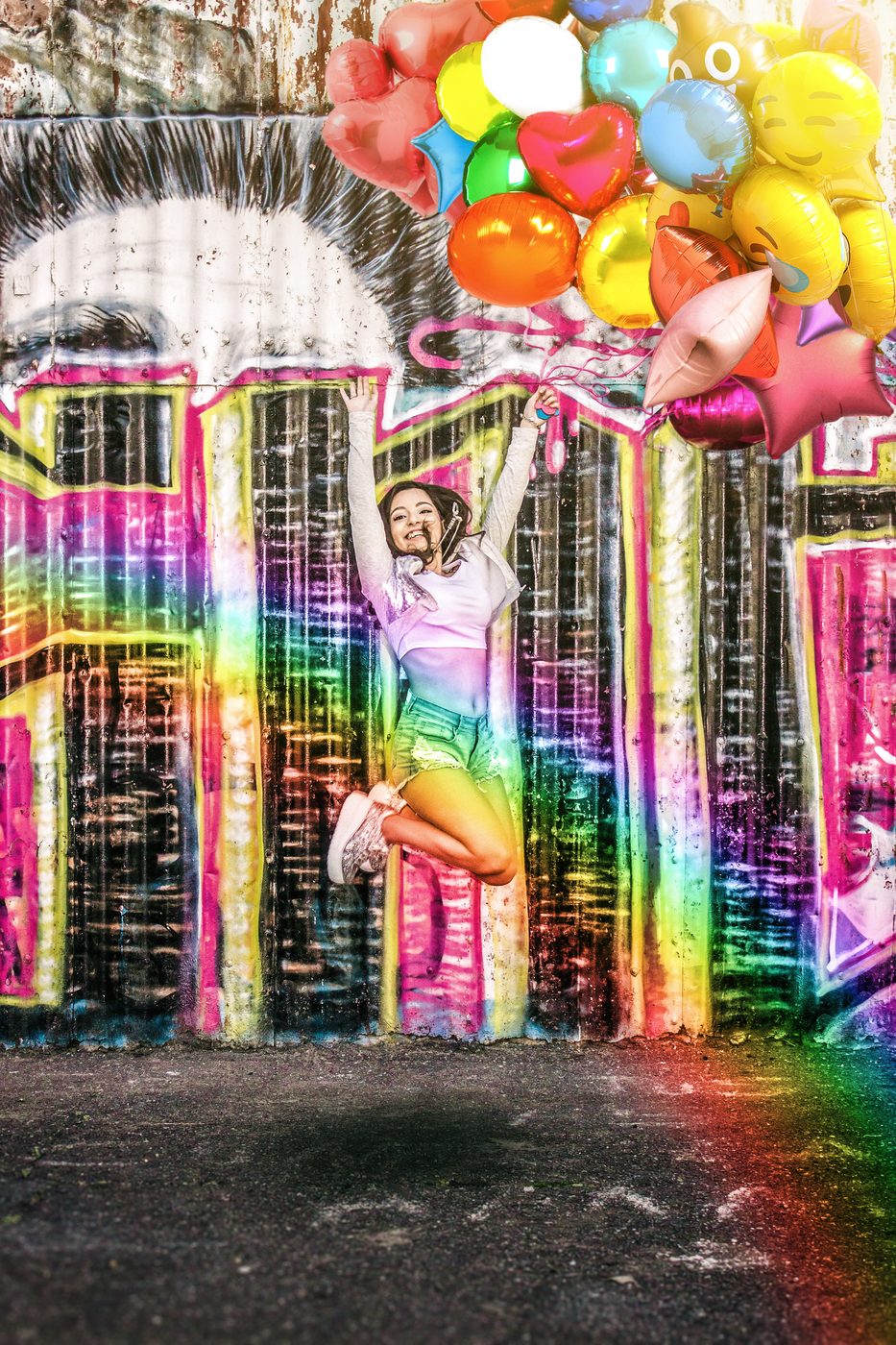 Quinceañera saltando con globos en producción urbana en Rosario — Proyecto Confite