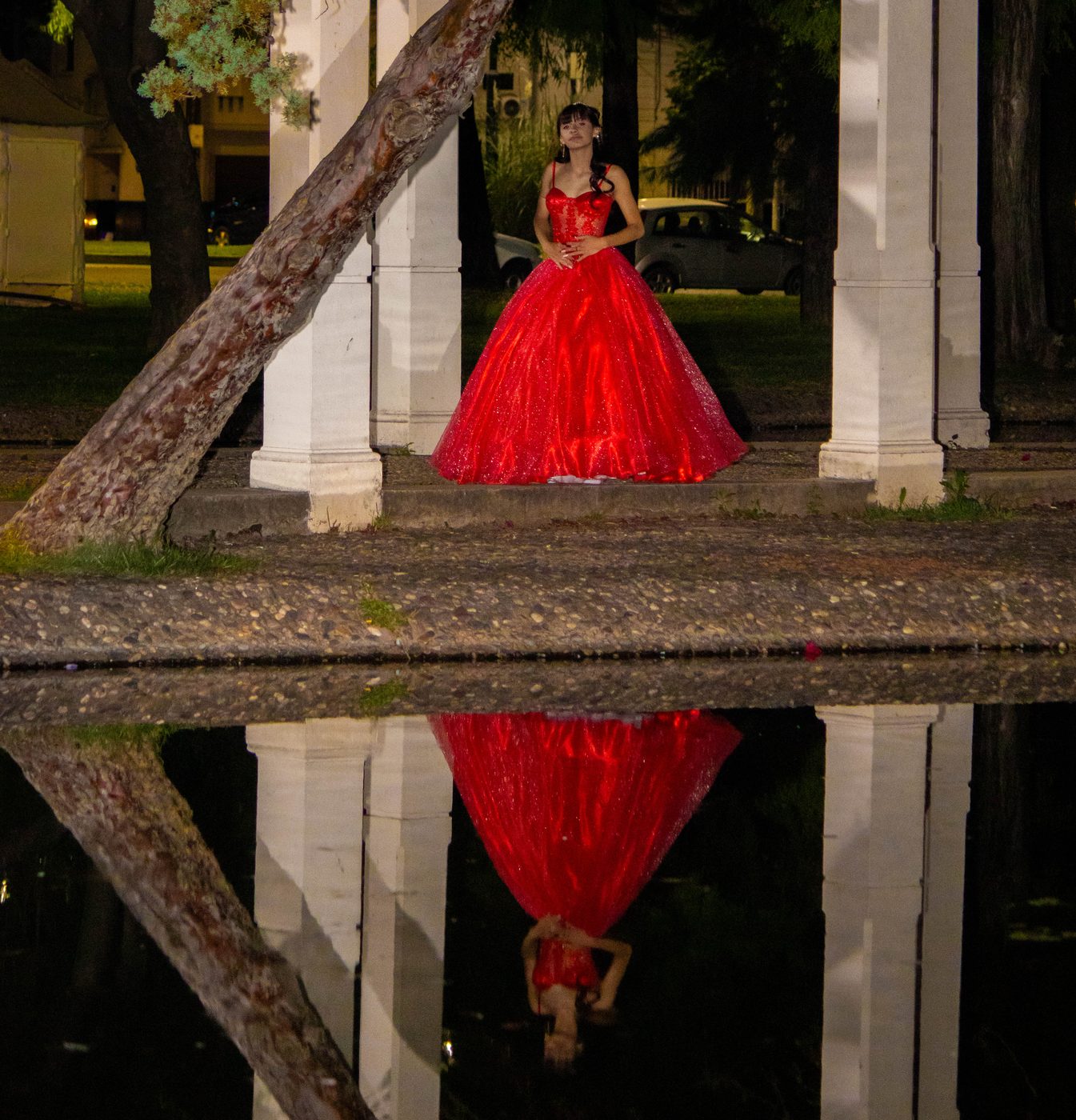 Quinceañera con vestido rojo posando de noche — Proyecto Confite