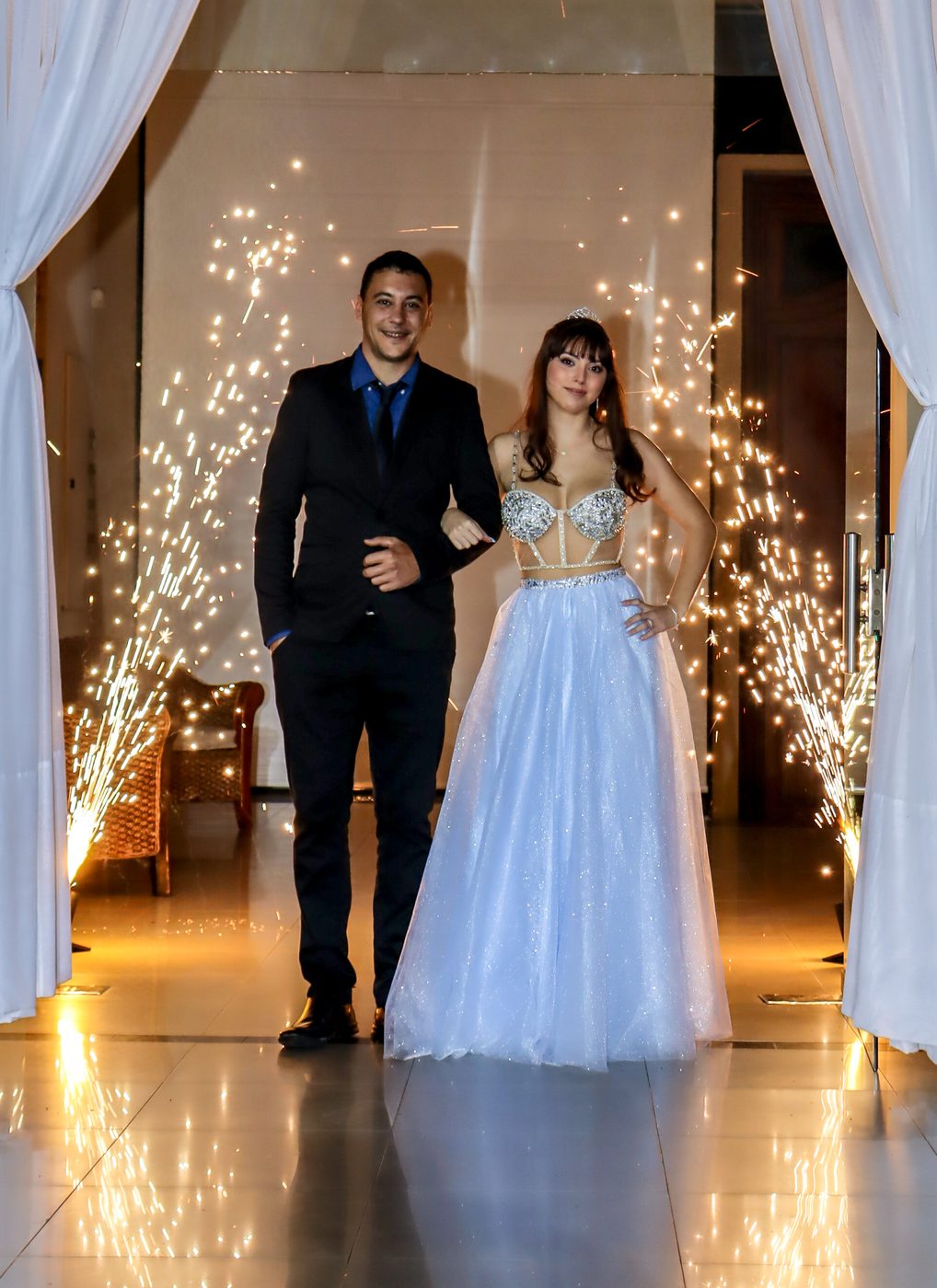Quinceañera con vestido celeste ingresando entre fuegos de artificio — Proyecto Confite